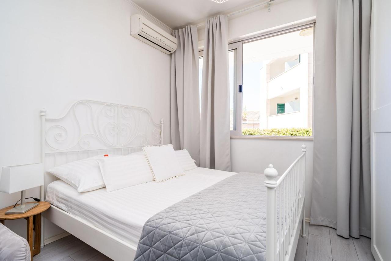 Larissa Apartman *